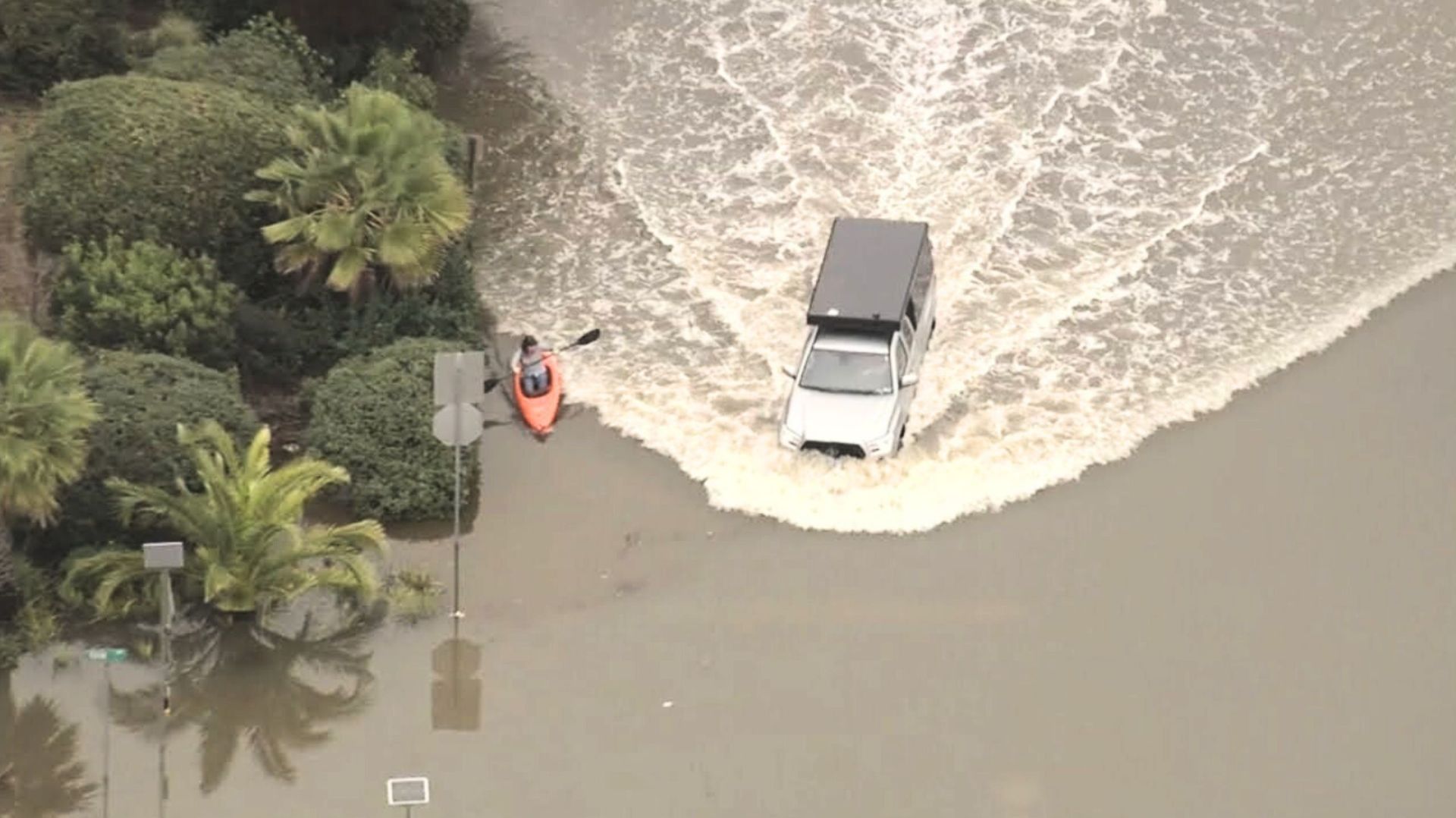 Мощное наводнение в Калифорнии: Люди передвигаются по улицам на каяках смотреть онлайн