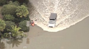 Мощное наводнение в Калифорнии: Люди передвигаются по улицам на каяках