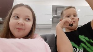 кто первый съест сахарочек ха ха ха победила дружба (мой брат читер)...