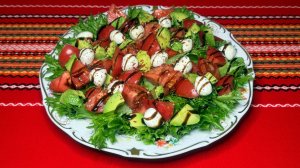 Вкусный и лёгкий овощной салат с моцареллой, авокадо и томатами