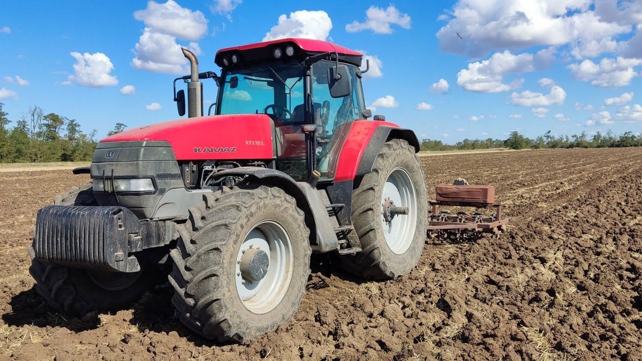 Трактор McCormick 185 разбивает глыбу после пахоты  Внесение КАСа под ПАХОТУ !