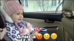 Алиса рассыпала скитлс😰