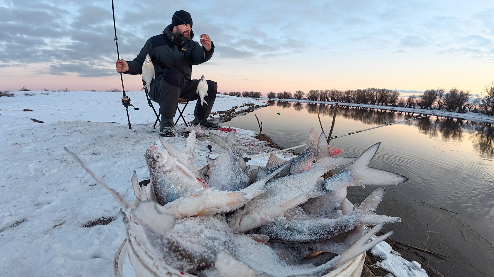 ПЕРВАЯ РЫБАЛКА В 2026 ГОДУ! ПОЛНОЕ ВЕДРО ОТБОРНОЙ ГУСТЕРЫ. Зимняя рыбалка в Астрахани. смотреть онлайн
