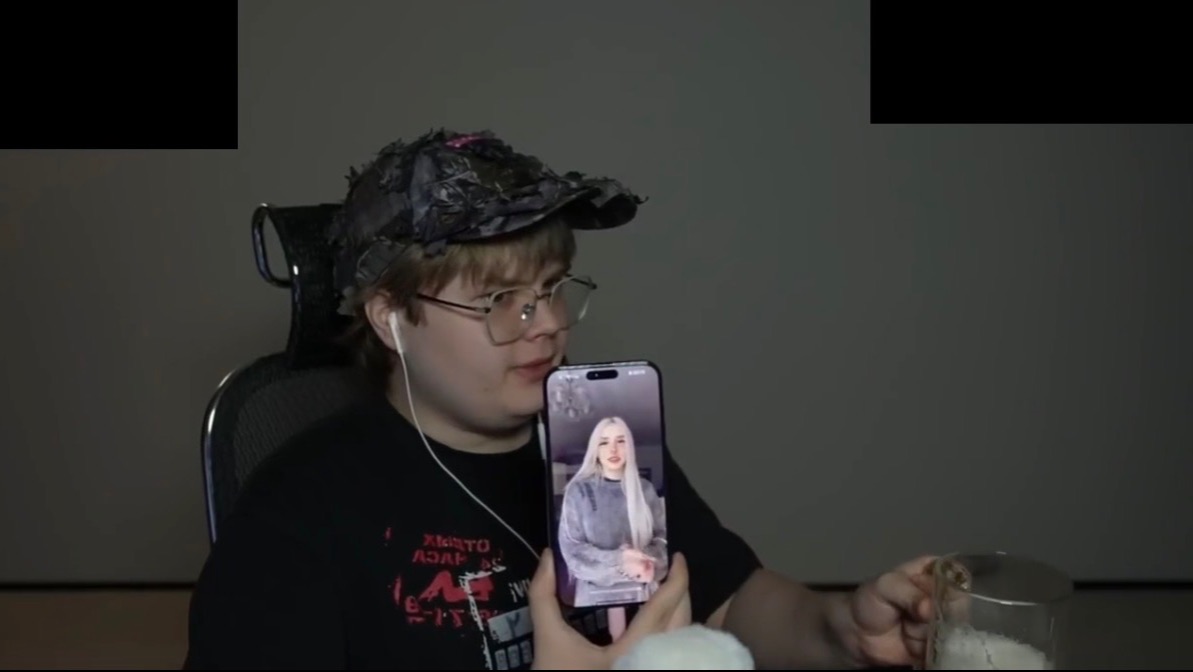 КАША ЗВОНИТ ДРУЗЬЯМ ПОЗДРАВЛЯЯ С НОВЫМ ГОДОМ | каша88 | нарезка смотреть онлайн