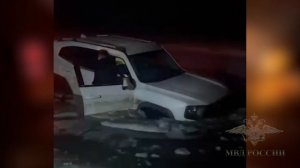 Полицейские из Волгоградской области пришли на помощь водителю и пассажиру автомобиля