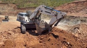 Экскаватор Liebherr 984 загружает щебень на самосвалы Cat 777C