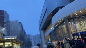 Начинающие часто практикуют у метро.