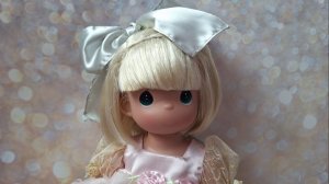 Кукла Precious Moments 38 см. в кружевах с питомцем