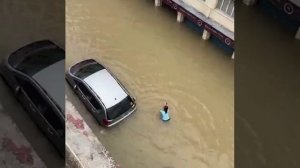 СМЕЛАЯ ДЕВУШКА ОТВАЖНО ПРЫГНУЛА