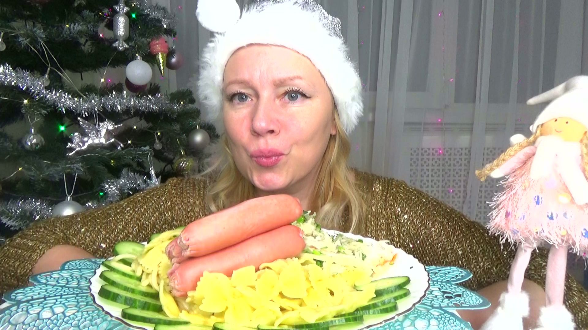 Мукбанг макароны с сосисками, лапша, капуста квашеная. Еда. смотреть онлайн