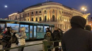 Невский оживлён.