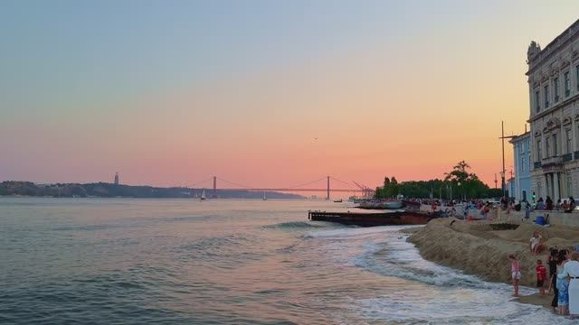 🇵🇹 Лиссабон, Португалия - пешеходная прогулка на закате 🌅 смотреть онлайн