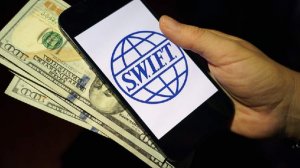 Доля доллара в расчетах через SWIFT снизилась впервые за пять лет