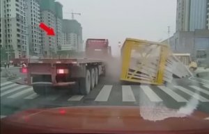 Недостаточный крепёж груза чреват и опасен 😱