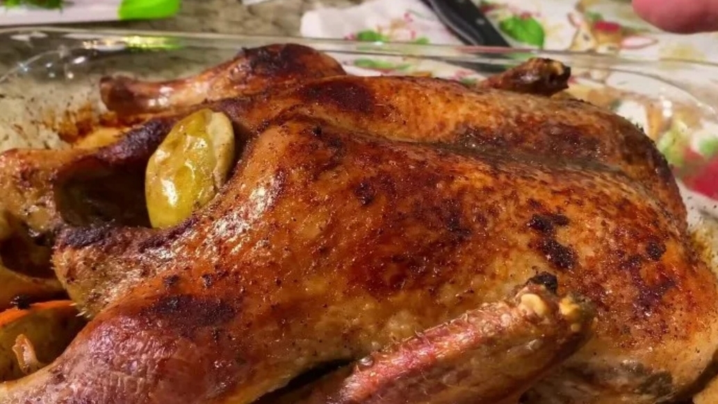 Праздничная утка с яблоками в духовке. смотреть онлайн