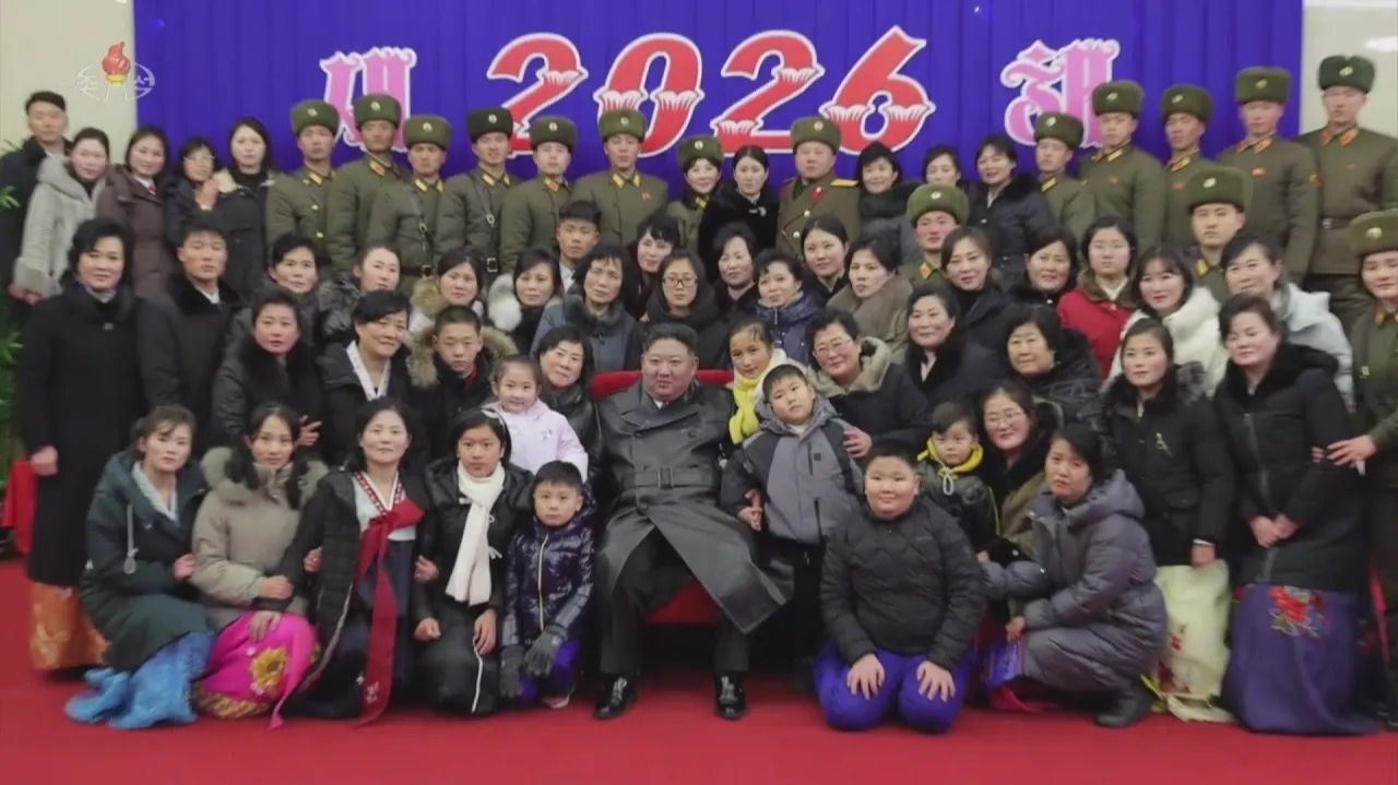 Товарищ Ким Чен Ын встретился с семьями командиров зарубежных оперативных подразделений смотреть онлайн