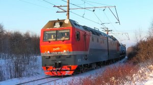 2ЭС6-889 "Синара" с небольшим грузовым поездом и приветливой бригадой