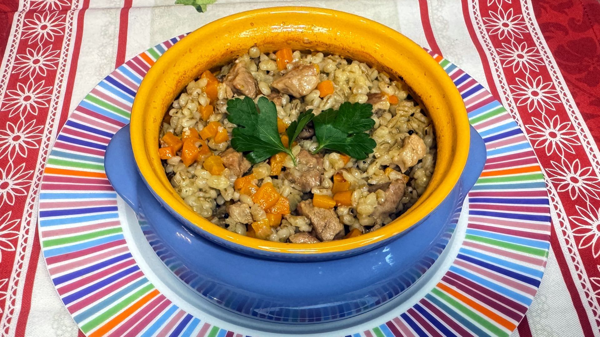 Перловка с мясом в горшочках из тик тока смотреть онлайн