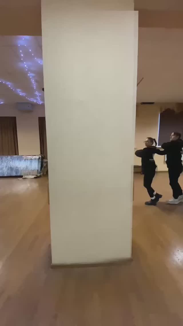 Вот это да! Мигом преобразились!  А кто узнает холл ДК? Какой город?) смотреть онлайн