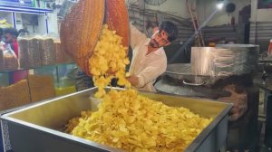 Как делают картофельные чипсы? Пакистанская уличная еда.