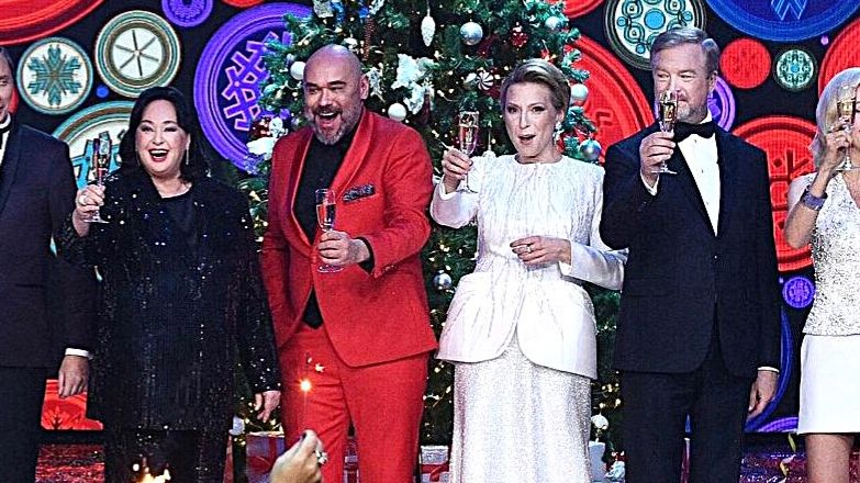 Новогодний огонек на Первом канале обернулся скандалом смотреть онлайн