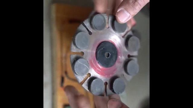 Небольшой двигатель с магнитами из медной катушки генерирует свободный ток смотреть онлайн
