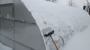 Как чистить снег с теплицы