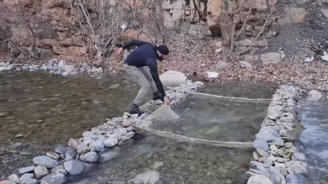 Необычный способ лова / РЫБАЛКА С ПОМОЩЬЮ ЛОВУШКИ «ПЕРЕУЛОК ДЬЯВОЛА» смотреть онлайн