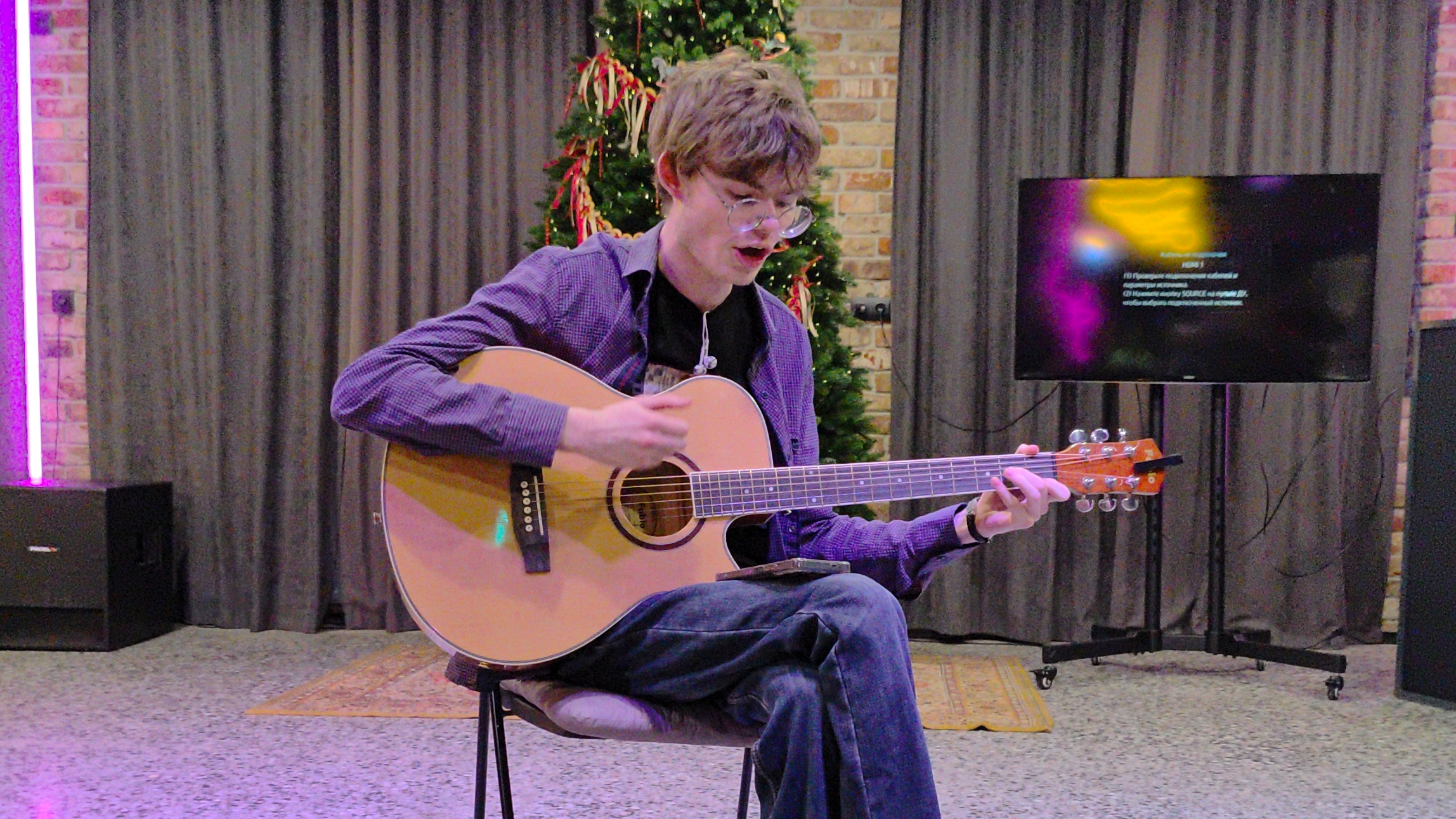 Если у вас нету дома, песня из Иронии судьбы на гитаре на корпоративе смотреть онлайн