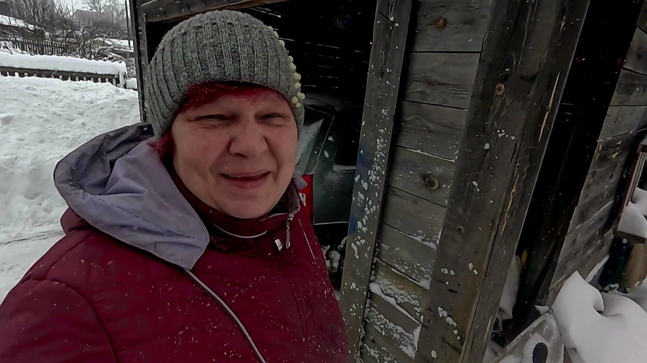 Обнаглел совсем, ещё с руки его корми.... смотреть онлайн