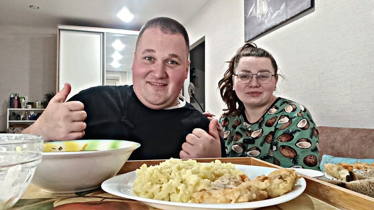 МУКБАНГ БОРЩ, жареная рыба и пюре / ОБЖОР филе минтая и салат из овощей / MUKBANG ASMR смотреть онлайн
