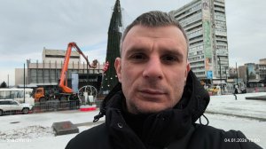 ЧП.В Центре Луганска главную Ёлочку перекосило из-за непогодных условий 2026 01 04 4K HDR10PLUS