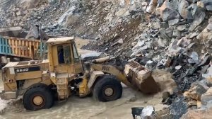 Масштабное шоу по погрузке породы с помощью мощного колесного погрузчика 966 11 октября 2025 года