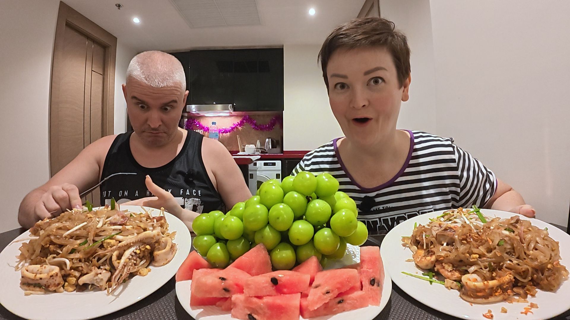 Мукбанг Вован в ШОКЕ, пойдём ОБОЖРЁМСЯ) Перекусили Пад Тай от мистера Бум! ЛЁГКИЙ Ужин в Таиланде смотреть онлайн