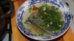 Обед на скорую руку. Бульон из форелевых остатков.