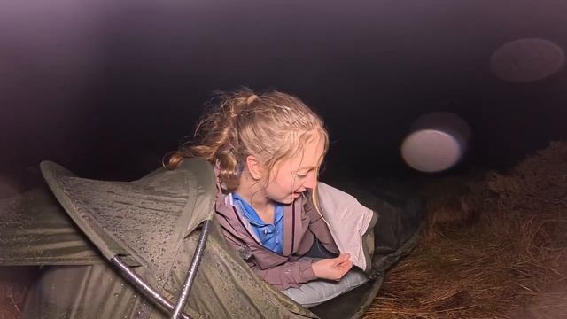 В одиночестве под непрекращающимся дождем, имея при себе лишь спальный мешок. смотреть онлайн