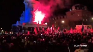 Активисты сожгли флаг США в центре Парижа.