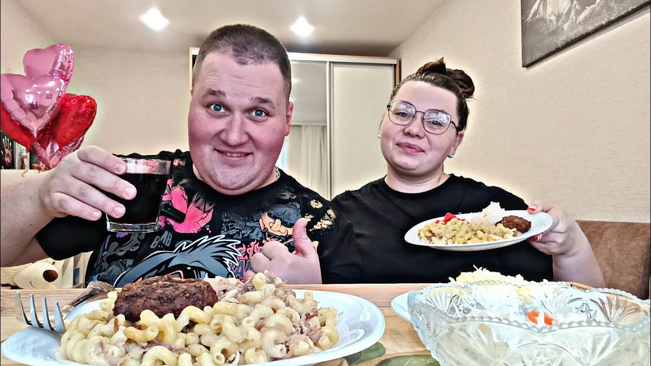 МУКБАНГ МАКАРОНЫ с тушёнкой и салат мимоза / ОБЖОР салат мимоза / MUKBANG ASMR смотреть онлайн