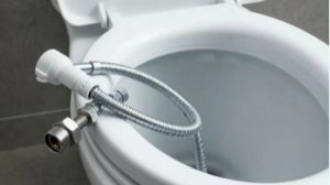 Замена подводки воды к унитазу...  Прикипел.