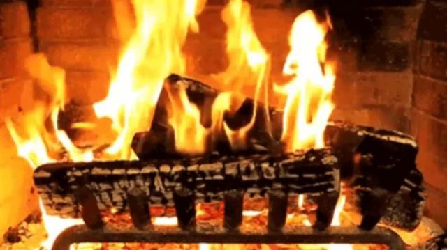 РАССЛАБЛЯЮЩИЕ ЗВУКИ КАМИНА, А ЗА ОКНОМ КРАСАВИЦА ЗИМА смотреть онлайн