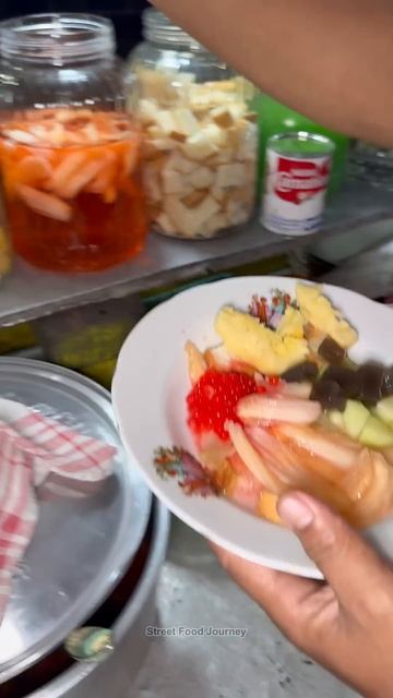 Освежающий индонезийский десерт из стружки льда на тарелке смотреть онлайн