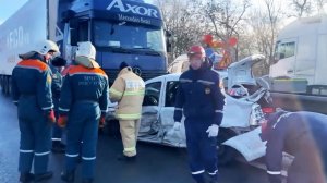 Четыре человека погибли в ДТП с грузовиком в Ростовской области: кадры с места аварии