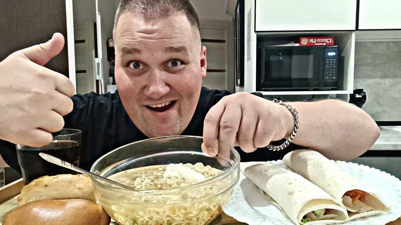 МУКБАНГ ДОШИРАК с пирожками / ОБЖОР ДОШИРАК и ролл из лаваша с курицей / MUKBANG ASMR смотреть онлайн