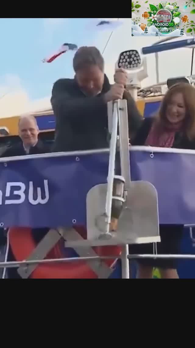 Министр экономики Партии зеленых Германии Хайбек борется с упрямой бутылкой шампанского🤣 смотреть онлайн