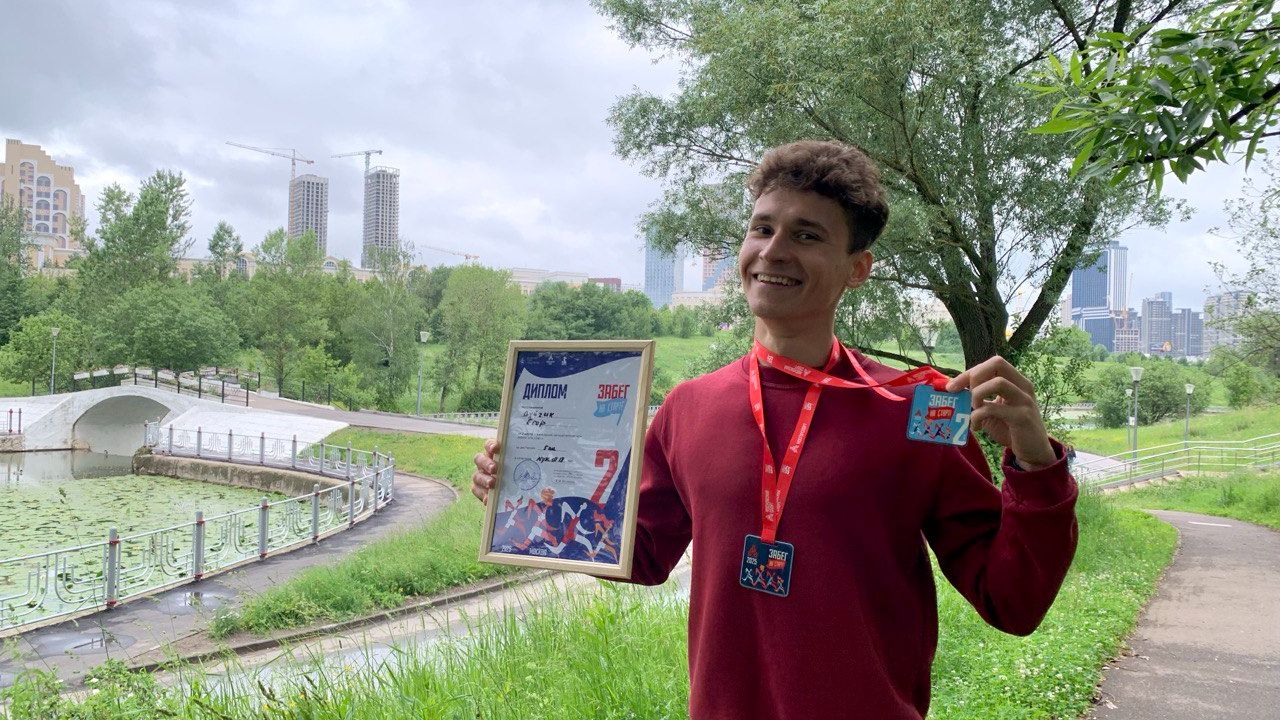 俄罗斯男子在莫斯科5公里赛跑中获得第二名 || 亲爱的朋友们，让我们继续前进吧 :) смотреть онлайн