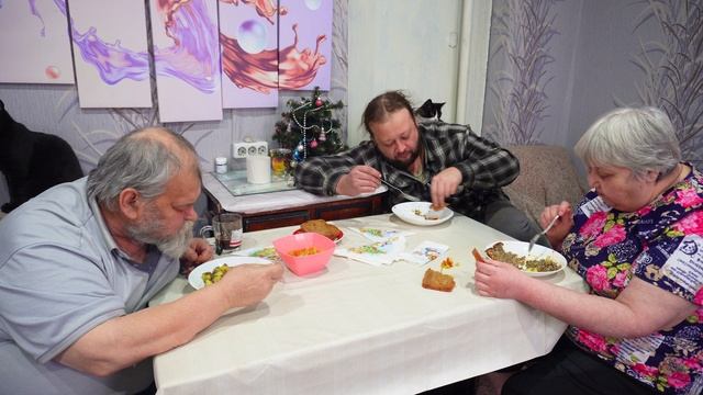 Мама это так вкусно ! Приготовивь ещё Что готовят и едят на новогодние смотреть онлайн