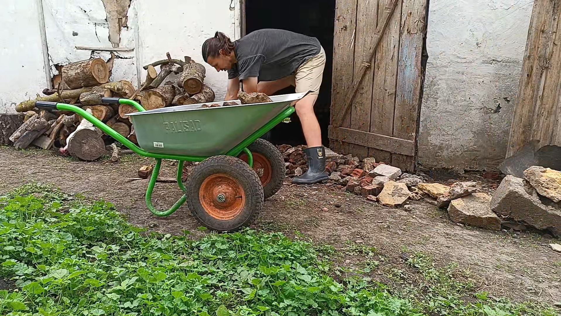Заканчиваю уборку в старом сарае. Закапываю яму. часть 3. Июнь 2024 смотреть онлайн