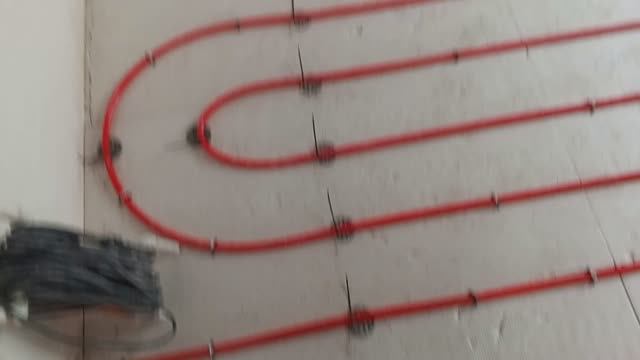 Делаем водяной тёплый пол . Работа в полном разгаре . смотреть онлайн