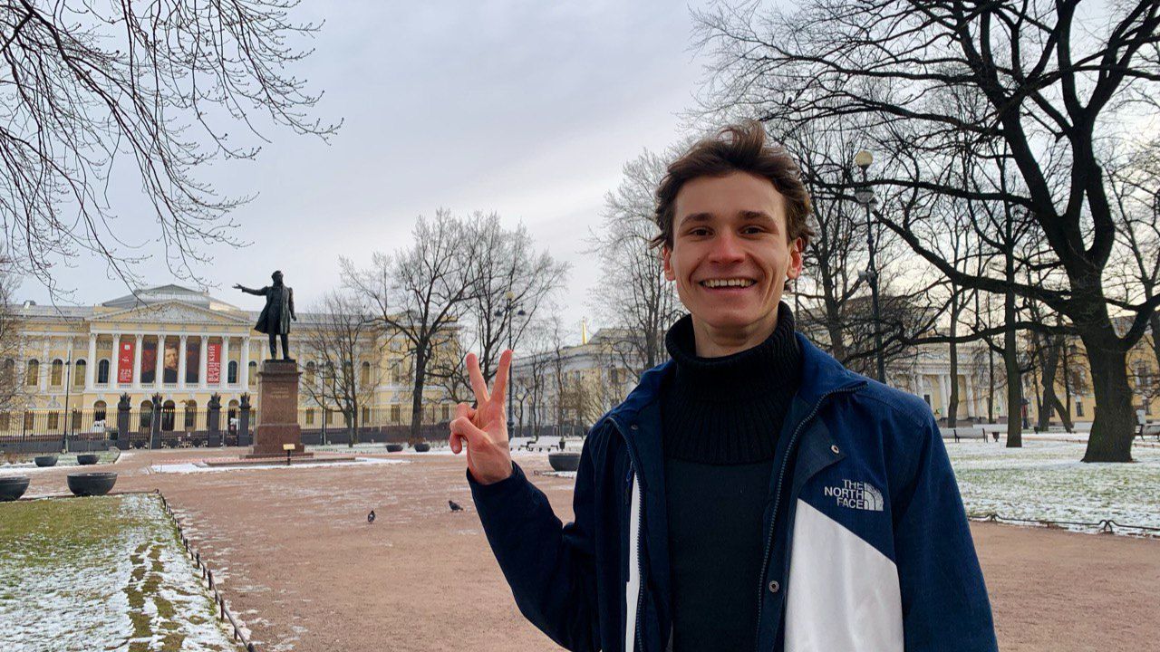 俄罗斯男子在2025年圣彼得堡半程马拉松赛前发表的励志演讲 || 祝你一切顺利，我的朋友 :) смотреть онлайн