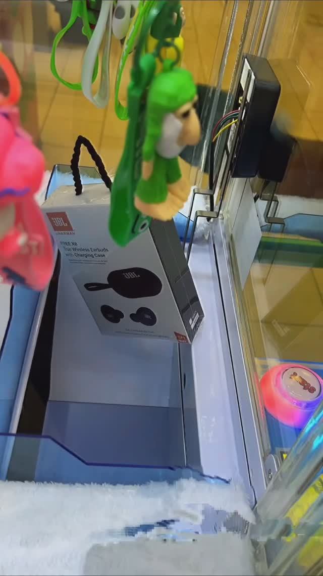 Выиграли в аппарате прищепка наушники JBL #хватайка смотреть онлайн